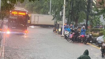 月曜日の朝、ジャカルタの洪水、トランスジャカルタの12路線が妨害される