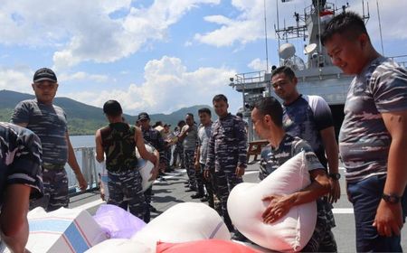 Tiba di Flores, KRI Ahmad Yani Bawa Bantuan Korban Erupsi Gunung Lewotobi Laki-Laki