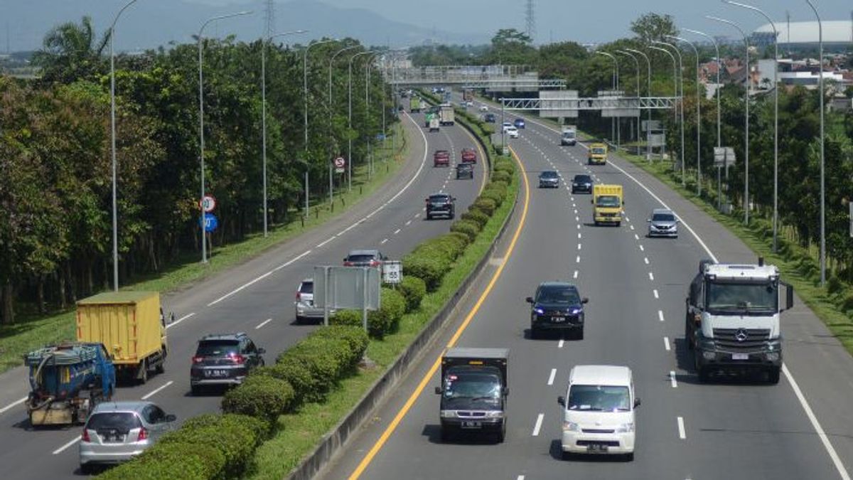 Cileunyi有料道路を出る車両はまだ変動しています