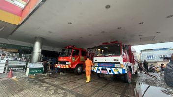 15 Mobil Damkar Dikerahkan ke Plaza Botania 1 Batam, Penyebab Kebakaran Masih Diselidiki