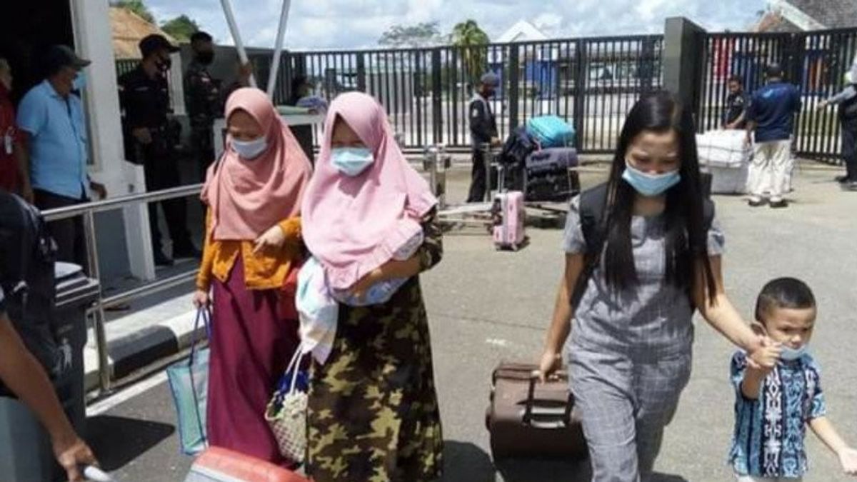 Indonesian Migrant Workers Victims Of Domestic Violence In Malaysia Returned Through The Entikong PLBN