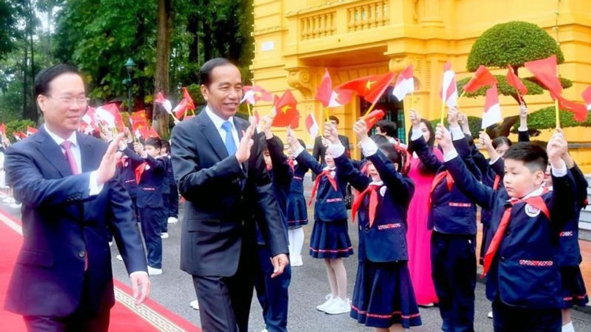 En arrivant au palais présidentiel du Vietnam, Jokowi a reçu des fleurs par un garçon