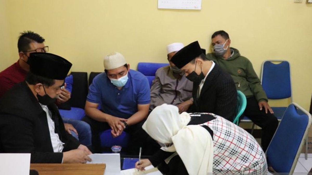 Tangis Pencuri Motor Pecah Usai Menikah di Penjara Polres Sukabumi