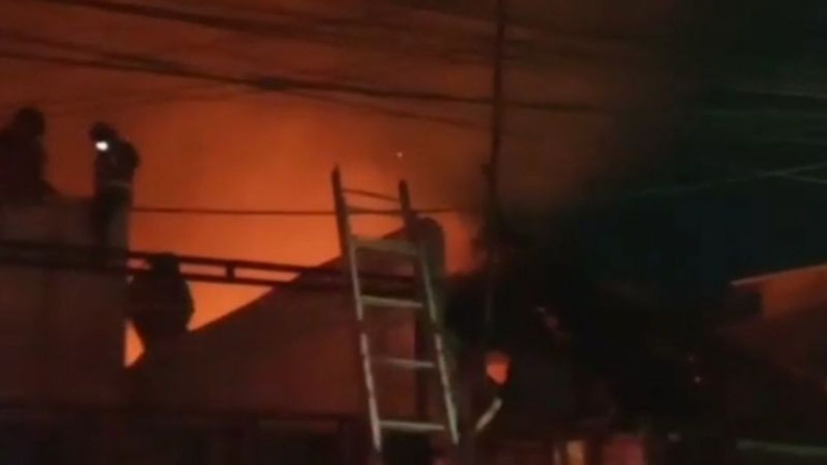 Sebuah Rumah dan Restoran Hangus Terbakar di Rawamangun