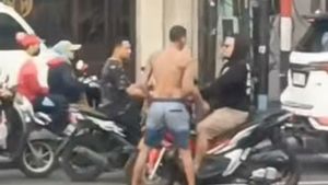 Pria Bertato di Ciracas Mengamuk, Aniaya Pengendara Motor