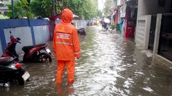 Des centaines de personnes de Kelapa Gading ont été évacuées en raison des inondations, nécessitant des couches et du lait pour enfants