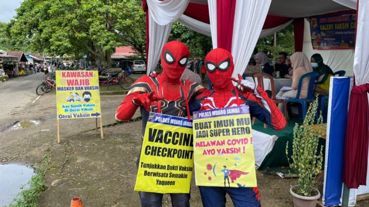 2 Spidermans In Action At Muaro Jambi Temple, Not Arresting Criminals But Persuading Residents To Do This