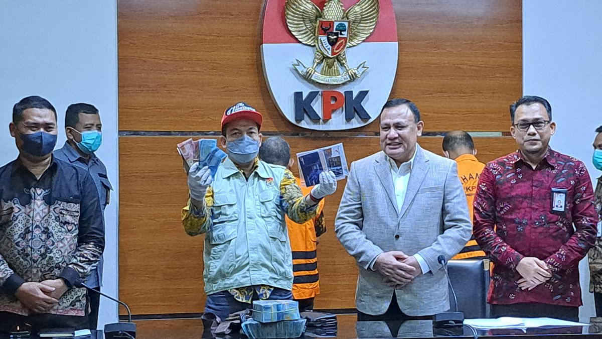 قبل اعتقاله خارج مبنى البرلمان الإندونيسي ، التقى وصي بيمالانغ موكتي أغونغ بشخص ما