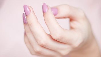 14 Tricks To Take Care Of Nails To Make It Longer And Stronger