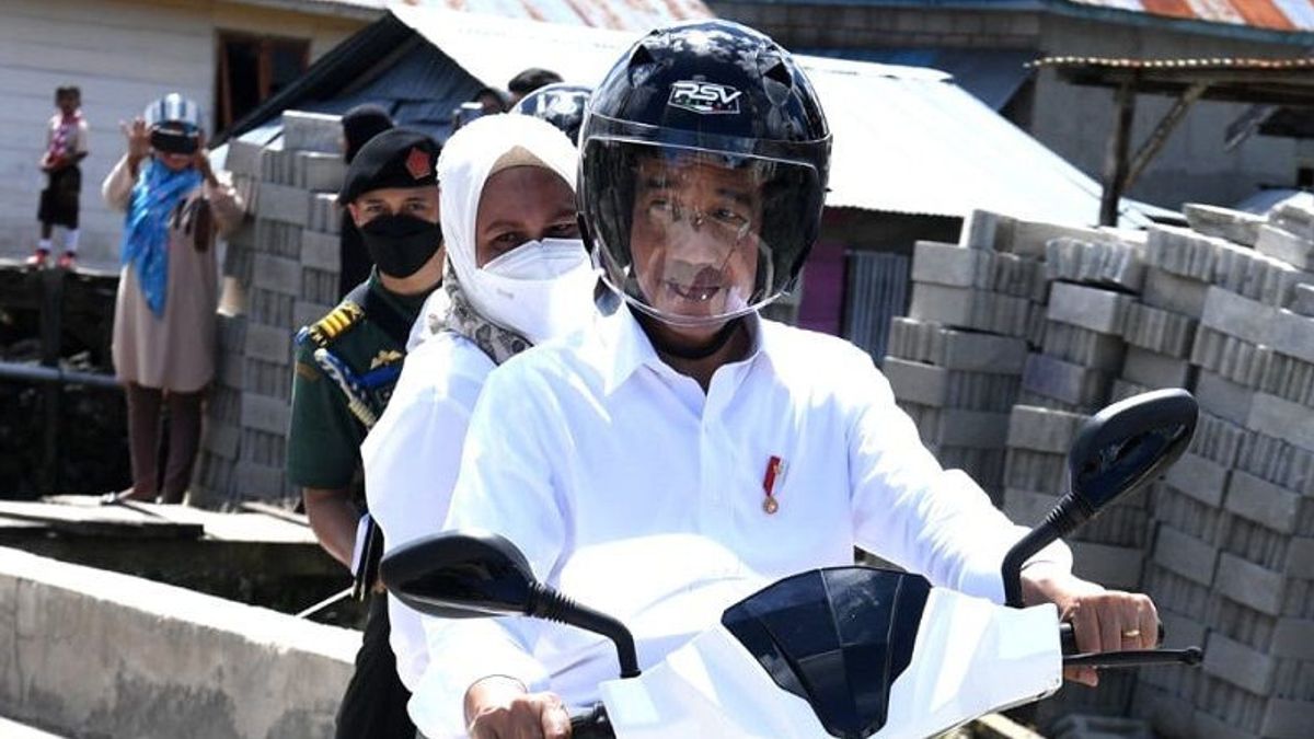 Romantisnya Presiden Jokowi dengan Ibu Iriana, Boncengan Naik Motor Keliling Wakatobi