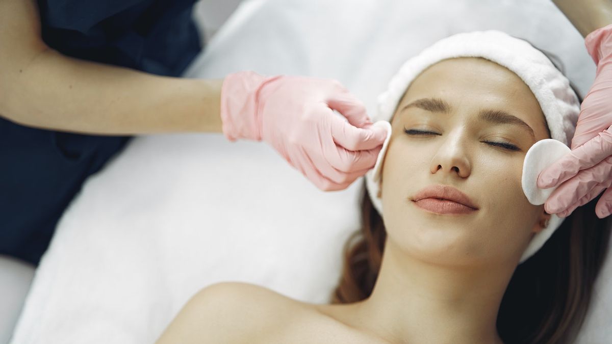 Tips And Benefits Of Doing Facials At Home To Stay Beautiful During A Pandemic