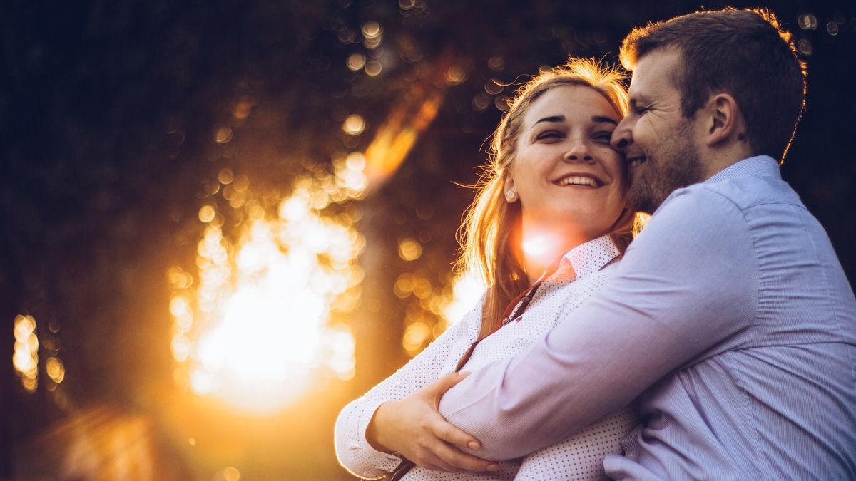 Hug! Perempuan yang Suka Memeluk Pasangannya Baik untuk Kesehatan Mentali: Menurunkan Kadar Hormon Stres 