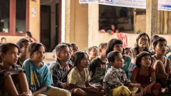 Viral Gaji Guru di Ende Rp250 Ribu, Ketika Pengabdian Tembus Hutan Dibayar 'Seadanya'