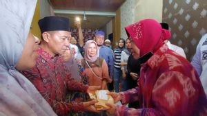 Mensos Salurkan Bantuan Presiden ke Keluarga Korban Badai di Bengkulu
