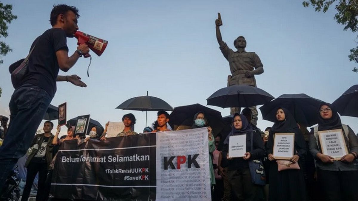Standard double de Jokowi: autrefois révision de la loi KPK, maintenant lavage des mains