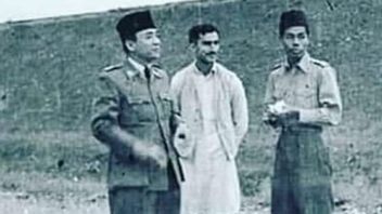 Le Père De Rizieq Shihab Se Tenant Aux Côtés Du Président Soekarno Intentionnellement Couvert Par L’histoire, Est-ce Vrai ?