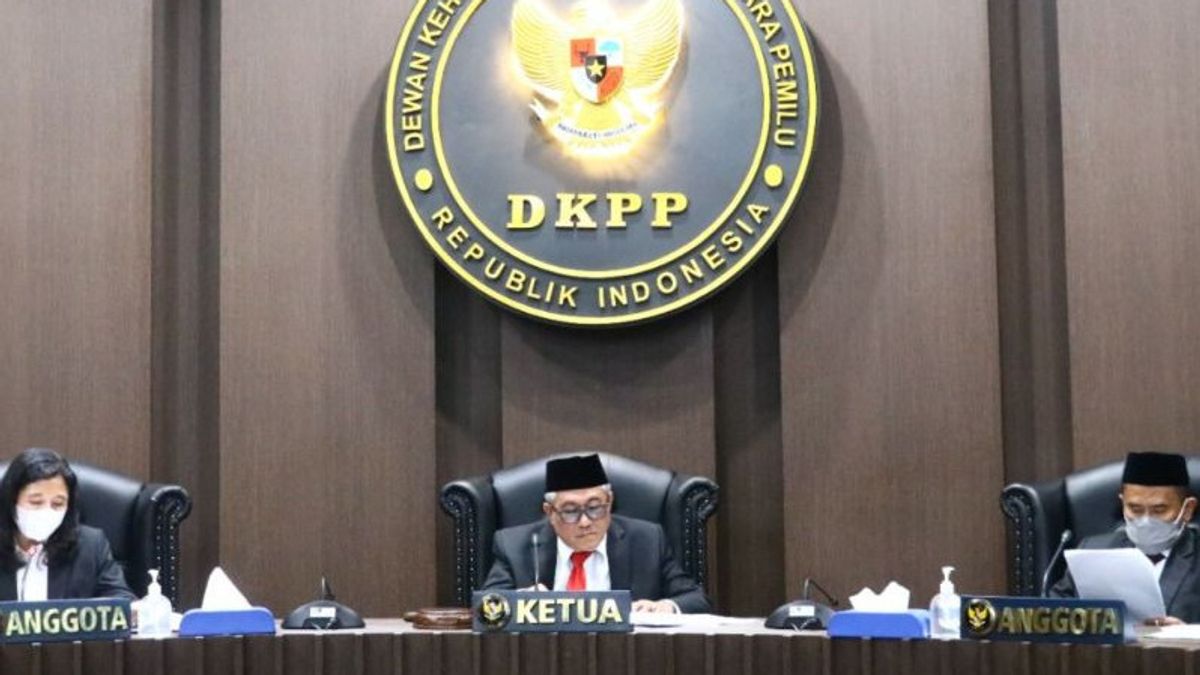 DKPP تطلق النار على ديلي سيردانغ عضو KPU الذي قام بتحميل الدعم ل Edy Rahmayadi-Bang Ijeck خلال انتخابات حاكم سومطرة الشمالية لعام 2018 على Facebook