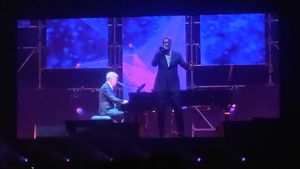 David Foster And Brian McKnight Give Tribute To Maurice White Through Song After The Love Has Gone