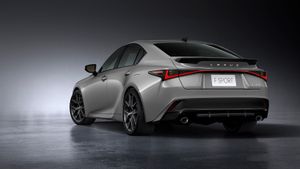 Lexus Pamerkan IS Terbaru, Kombinasi Kinerja Responsif dan Desain Agresif