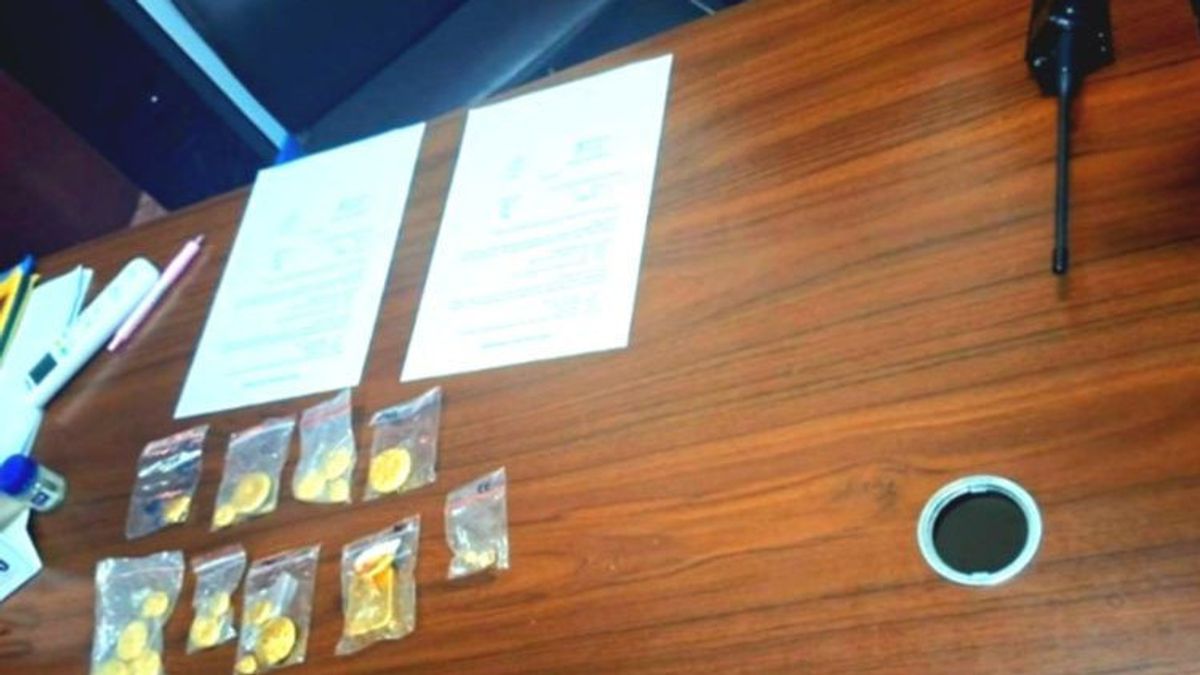 Djalaluddin Gorontalo Airport Officers Prevent the Delivery of 1.3 Kg of Illegal Gold