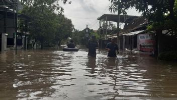 ベンガワンソロ川の氾濫による水位が2メートルに達し、スコハルジョの住民4,000人が避難