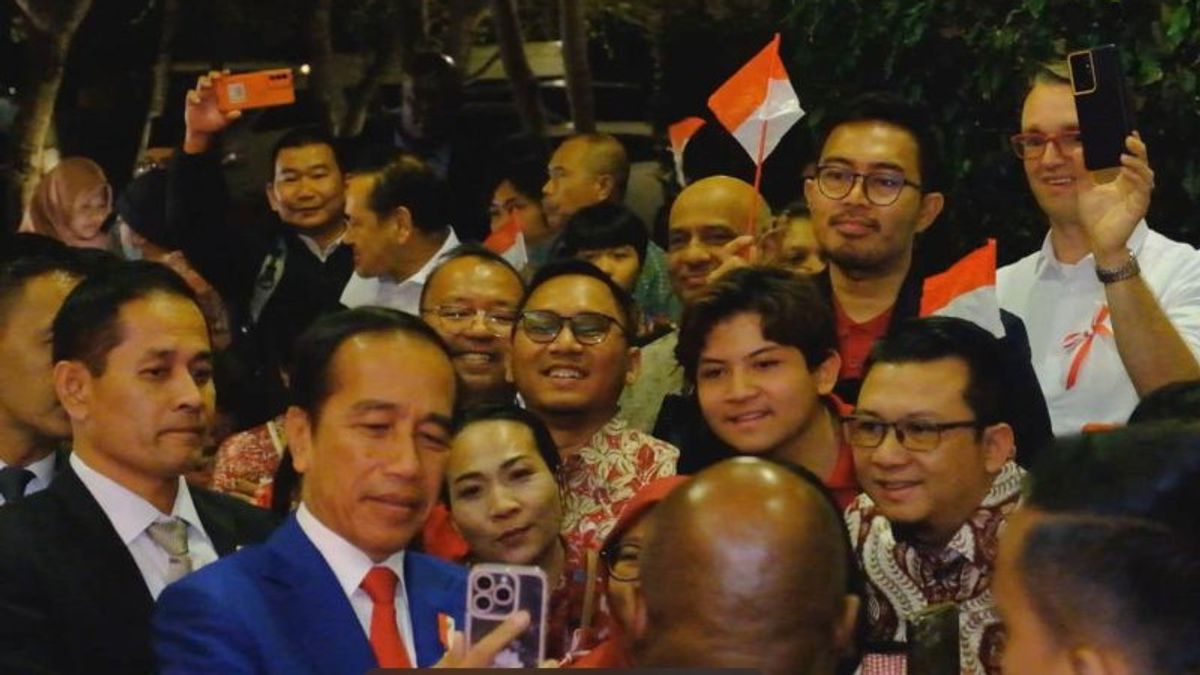 Kumandang Indonesia Pusaka抵达南非时,Jokowi有时间与80名印度尼西亚公民握手并迎接