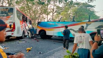 致命碰撞涉及Ngawi的两辆公共汽车,4人死亡