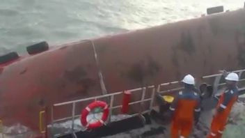 Hit By Badai, The Coal Crane Ship Behind In The Waters Of Banyuasin, South Sumatra
