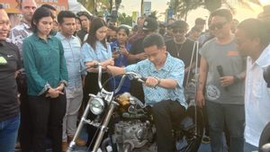    Gibran Aka Samsul Sansetan di Bali Temui Relawan hingga Tunggangi Chopper