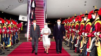 从日本驱车1小时30分钟，佐科总统和第一夫人伊莉安娜抵达首尔