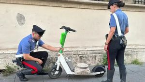 Italian Police Secure Tourists Carrying Ancient Roman Artifacts With Electric Scooters