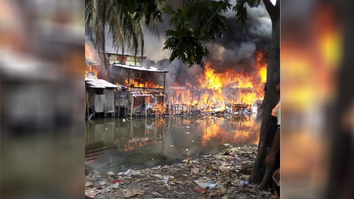 Des Dizaines De Maisons Semi-permanentes Sur Les Rives De La Rivière, Rue Lagoa Tanjung Priuk En Feu