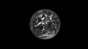Lucy Tangkap Gambar Bumi dan Bulan Dalam Kegelapan Saat Menuju Asteroid Trojan