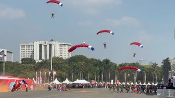 From The Monas Area, Residents Look Enthusiastic To Watch Payung Sender Landing