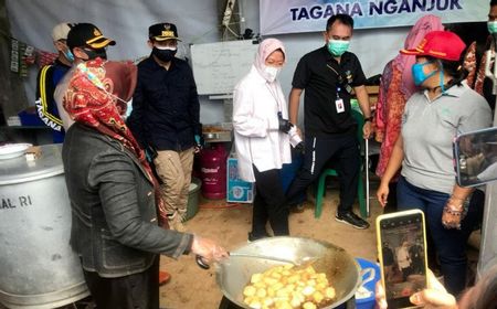 Mampir ke Dapur Umum Korban Bencana Nganjuk Jatim, Mensos Risma Lempar Candaan 'Bu Telurnya Sudah Aku Siapin'