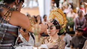 承认Mepamit和Dharma Suaka,Mahalini和Rizky Febian的婚礼之前进行的巴厘岛传统游行
