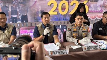 شرطة جاوة الغربية تكشف عن مستودع لمنتجات منتهية الصلاحية في سوميدانغ