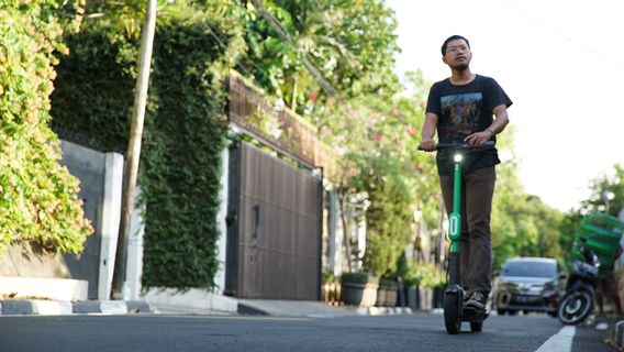 Different Opinions Of The Police And The DKI Provincial Government Regarding Electric Scooters On Bicycle Tracks