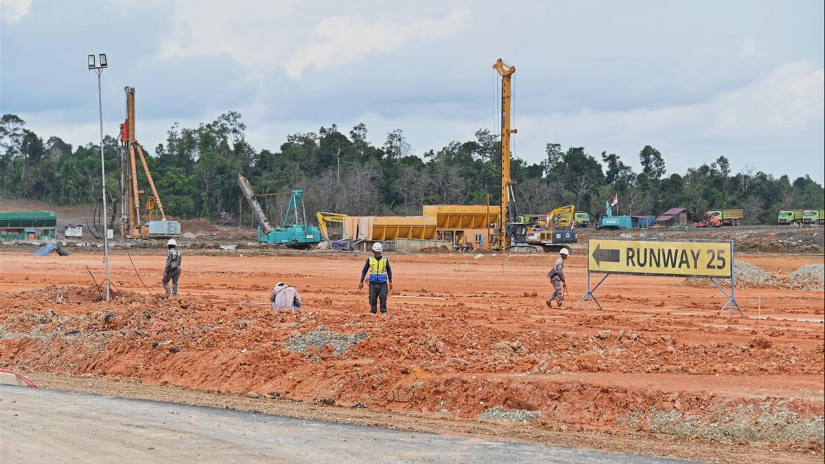 Vérifiez le développement de l’aéroport IKN, Menhub: La construction de la piste a atteint 1 978 mètres