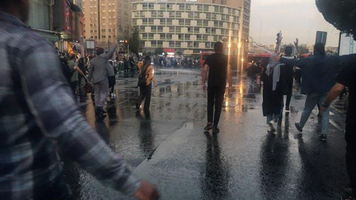 イランでの抗議行動:数百人の抗議者が起訴され、4人が死刑を宣告される