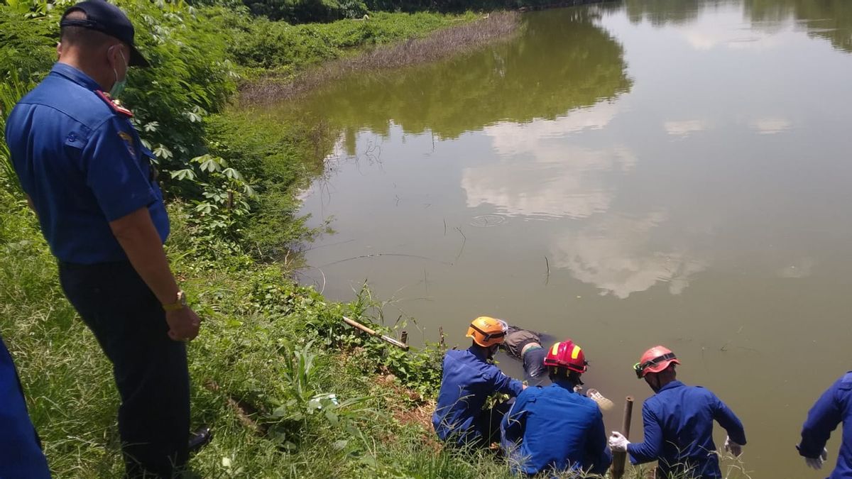 身份不明的男子穿着白鞋，在Setu Rawa Depok被发现漂浮死亡