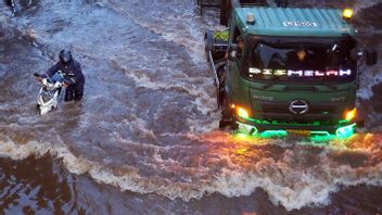 夕方までに、ジャカルタの多くの道路は洪水で覆われている