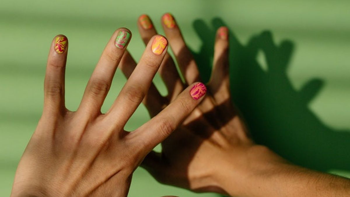 It Doesn't Take Long, Here's How To Quickly Dry Nail Polish In 5 Minutes