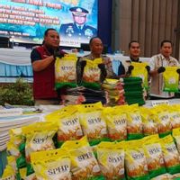东爪哇警察局在普罗博林戈揭露了假SPH rice的流通，5公斤的400个包装被没收