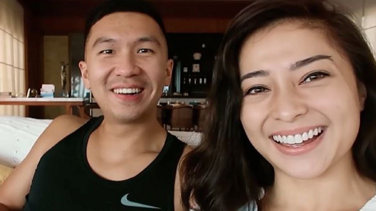 Suami Nikita Willy yang Merupakan Pemilik Blue Bird Jalan-Jalan Cari Cendol di Los Angeles