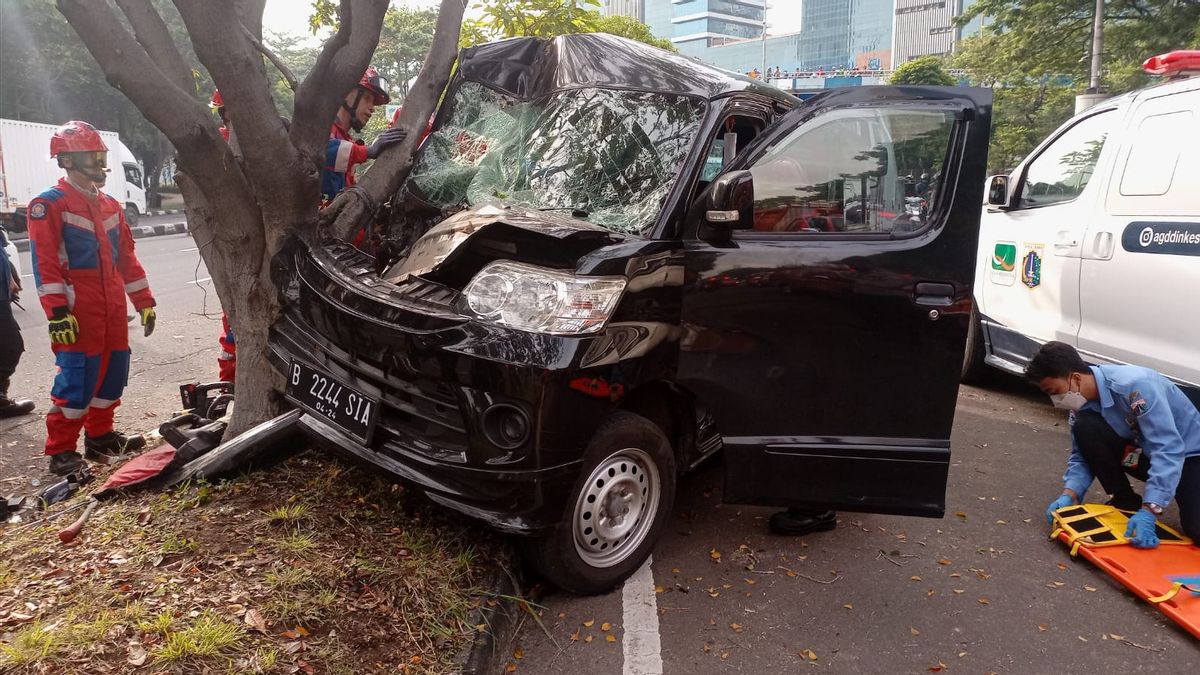 Minibus Driver Pinched After Hitting A Tree In Kemayoran, Dramatic Evacuation
