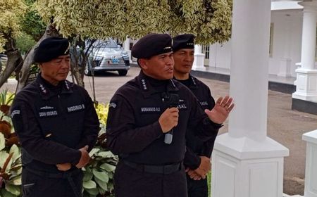 KSAL Sematkan Brevet Kehormatan Hiu ke Dada Kanan Wapres yang Dianggap Berjasa Bangun TNI AL