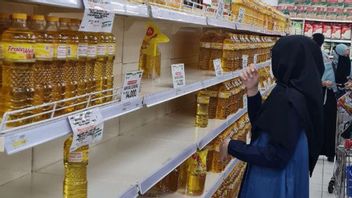 Avoid Panic Buying, Pasar Jaya Limits Purchases Of Fried Oil For A Maximum Price Of Two Liters
