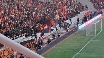 Crowded With Persija Supporters, JIS Tribune Boundary Broken During Grand Launching, One Person Carried By Satpol PP