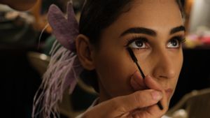Trik Menggunakan <i>Eyeshadow</i> untuk Wanita Bermata Sipit Agar Tampak Lebih Besar